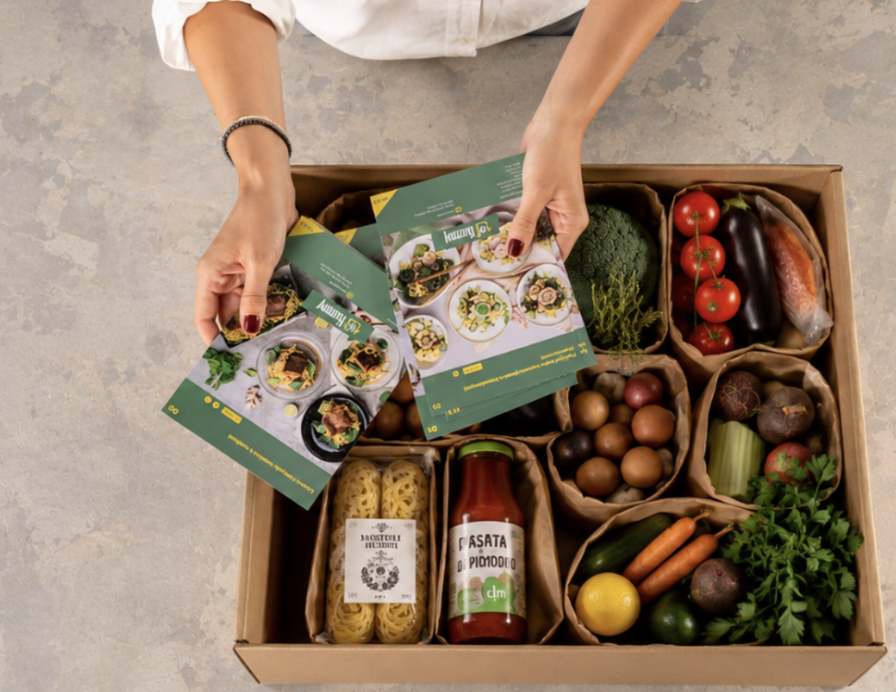 Otvorený Yummy box s receptovými kartami a surovinami